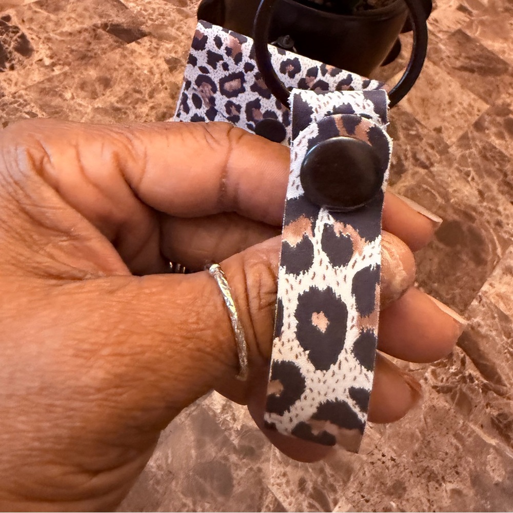 Kaabao RFID Blocking Credit Card Holder & Leopard Print Card Holder and Key Fob - Picture 9 of 13